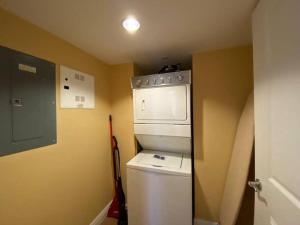 uma pequena cozinha com frigorífico e micro-ondas em Spacious Waterfront Apt #801 with AC em Halifax