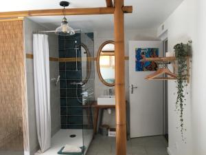 ビダールにあるJOYU SURF SHACKのバスルーム(シャワー、シンク付)