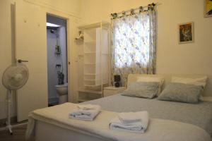 サンタ・クルス・デ・ラ・パルマにあるRoom with Private Bathroom - Vivienda Vacacional Out of Blueのベッドルーム1室(タオル付)