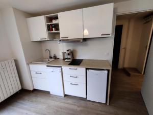 Le Chalet - Appartements pour 4 Personnes 174にあるキッチンまたは簡易キッチン