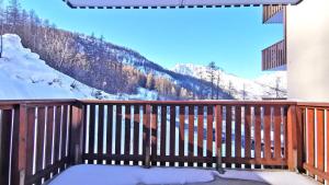 a balcony with a view of a snow covered mountain at Résidence Les Gentianes - Appartements pour 6 Personnes 204 in Narreyroux