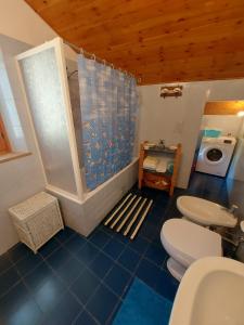 a bathroom with a toilet and a sink at Casa Lorenzo - nel centro storico di Fiumalbo in Fiumalbo