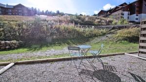 una silla sentada en el suelo junto a un campo en Résidence Dame Blanche - 2 Pièces pour 6 Personnes 404, en Narreyroux