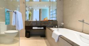 y baño con bañera, aseo y lavamanos. en Shangri-La Tanjung Aru, Kota Kinabalu en Kota Kinabalu