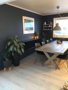 ein Esszimmer mit einem Holztisch und Stühlen in der Unterkunft Spacious house near city centre in Trondheim