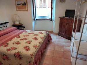 1 dormitorio con 1 cama, vestidor y ventana en La casa della Nonna, en Codiponte