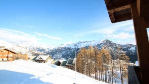 - Vistas a una montaña nevada desde un lodge de esquí en Résidence Dame Blanche - Chalets pour 8 Personnes 644, en Narreyroux