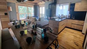a living room with a table and a kitchen at Chalet - Chalets pour 13 Personnes 594 in Puy-Saint-Vincent