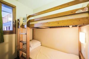 a bedroom with two bunk beds and a window at Quartier La Forêt - maeva Home - Appartement 2 pièces 6 personnes + coin cabine - Sélection MAE-1634 in Valmorel