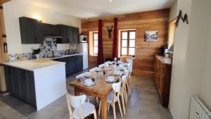 a kitchen with a wooden table and a kitchen with a tableablish at Résidence Le Refuge De Lulu-vallouise-pelvoux - Chalets pour 16 Personnes 564 in Pelvoux