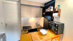 a small kitchen with a sink and a microwave at Résidence Les Dauphinnelles 3 - Agréable Appartement de montagne 4/6 pers MAE-0791 in Vallouise