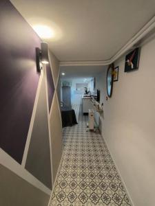 un couloir avec une chambre avec une table et un couloir dans l'établissement Studio calme et proche de Rennes, à Vezin-le-Coquet