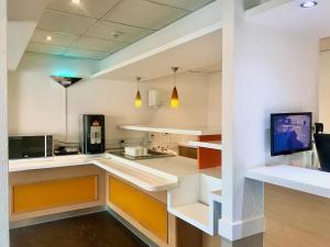 a kitchen with a counter with a tv in it at SUN1 BEREA in Johannesburg