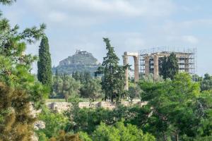 Amazing location - 2 min from Acropolis في أثينا: مبنى في وسط غابة من الأشجار