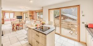 Кухня или мини-кухня в Chalet Le Serac - Chalets pour 10 Personnes MAE-3287
