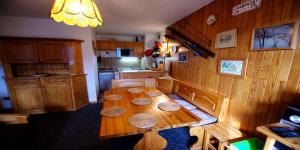 eine Küche mit einem Holztisch im Zimmer in der Unterkunft Résidence Le Centre - 2 Pièces pour 6 Personnes 193303 in Champagny-en-Vanoise
