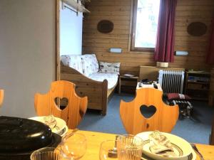 a living room with a table and a couch at Résidence Marches - Les Marches 24 - Joli 2 pièces en bordure de pistes MAE-5034 in Valmorel +3 photos