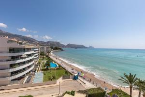 Blick auf den Strand mit Hotel und Meer in der Unterkunft Cap Negret Altea Mar in Altea