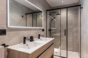 W łazience znajduje się umywalka i prysznic. w obiekcie MH Apartments Soho Madrid w Madrycie