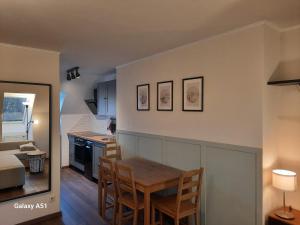 cocina y comedor con mesa y sillas en Studio Apartment in Kurstadt Baden, en Baden