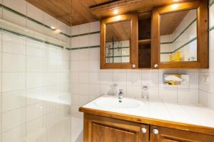 a bathroom with a sink and a shower at Résidence La Ginabelle - maeva Home - Appartement 3 Pièces 6 Personnes - Prestige MAE-2304 in Chamonix-Mont-Blanc +22 photos