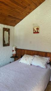 een slaapkamer met een bed en een houten plafond bij Résidence Les PrimevÈres - 3 Pièces pour 6 Personnes 193301 in Champagny-en-Vanoise