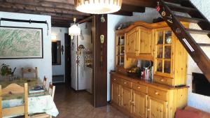 een keuken en eetkamer met een tafel en een houten kast bij Résidence Les PrimevÈres - 3 Pièces pour 6 Personnes 193301 in Champagny-en-Vanoise