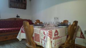 a table with a red and white table cloth on it at Résidence CLAIRIERE - Studio pour 4 Personnes 04 in Valmorel