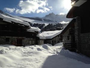 a snow covered village with a mountain in the background at Résidence CLAIRIERE - Studio pour 4 Personnes 04 in Valmorel