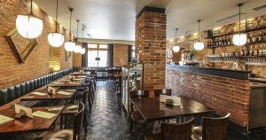 Reštaurácia alebo iné gastronomické zariadenie v ubytovaní Rozmaryn Hotel B&B