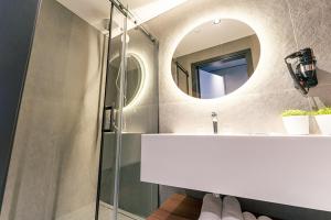 bagno con lavandino e specchio di Pan Tadeusz a Vilnius