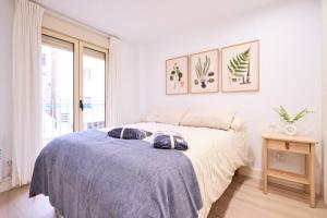 een slaapkamer met een bed met twee kussens erop bij Villa Baturra l Centro l WiFi y Arcade in Zaragoza