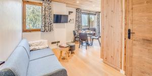 a living room with a blue couch and a table at Résidence Le Centre - 2 Pièces pour 4 Personnes MAE-3338 in Champagny-en-Vanoise
