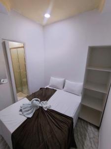 1 dormitorio con 2 camas con arco en Mini suíte Atitude Maragogi Centro en Maragogi