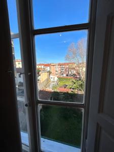 een uitzicht vanuit een raam van een gebouw bij ARCOBALENO 4 in Livorno
