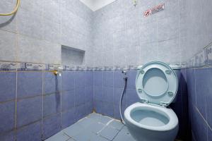 een badkamer met toilet met deksel bij J&B Rooms Tomang Jakarta Mitra RedDoorz in Jakarta