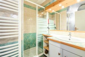 une salle de bain avec lavabo et douche dans l'établissement Appartement à l'Alpe d'Huez retour skis aux pieds - maeva Home - Appartement skis aux pieds vue montagne 2 pièces 5 personnes - Prestige MAE-2614, à Huez
