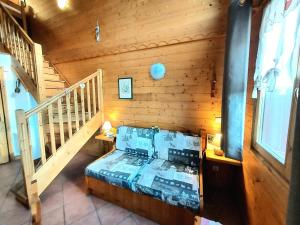 a bedroom with a bed and a staircase in a cabin at Résidence LODGES DES ALPAGES - Appartement LODGE DES ALPAGES 441 pour 6 Per 394 in La Plagne Tarentaise