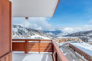 a balcony with a view of the mountains at LA MEIJE - Appartement MEIJE 55 pour 6 Personnes 204 in La Plagne Tarentaise