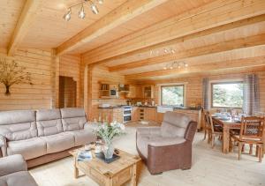 Llanddulas的住宿－Riverview Lodge，客厅配有沙发和桌子