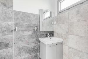 拉西約塔的住宿－Maisonnette bord de mer，浴室设有白色水槽和镜子