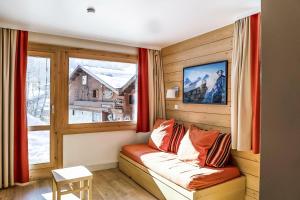 a living room with a couch in front of a window at Résidence Plagne Lauze - maeva Home - Appartement 2 pièces 5 personnes - S 984 in Mâcot La Plagne