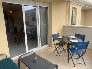 une terrasse avec une table et des chaises ainsi qu'une salle à manger dans l'établissement Appartement, 1 chambre, Piscine, Wifi..., à La Seyne-sur-Mer