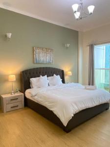Un dormitorio con una cama grande y una ventana en Elite Luxury - Spacious 2BR Apt 1517 Sqft in Dubai Marina Both bedroom Ensuite Walking to Metro Restaurants Beach Mall Marina walk, en Dubái