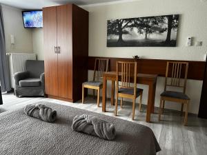 1 dormitorio con mesa, sillas y escritorio en Kompleks Apartament-Serwis, en Cracovia