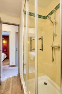 baño con ducha y puerta de cristal en Quartier La Forêt - maeva Home - Appartement 3 pièces 7 personnes - Presti 024, en Valmorel