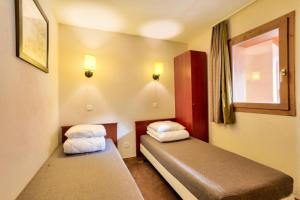 Habitación con 2 camas en una habitación en Quartier La Forêt - maeva Home - Appartement 3 pièces 7 personnes - Presti 024, en Valmorel