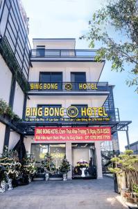 a building with a sign for a binging borne hotel at BING BONG HOTEL in Ấp Thiện Lập