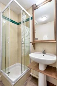 a bathroom with a sink and a shower at Quartier La Forêt - maeva Home - Appartement 3 pièces 7 personnes - Sélection MAE-7124 in Valmorel +30 photos