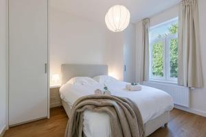 Tempat tidur dalam kamar di Beautiful vacation home 'Valkehuisje' in Poperinge